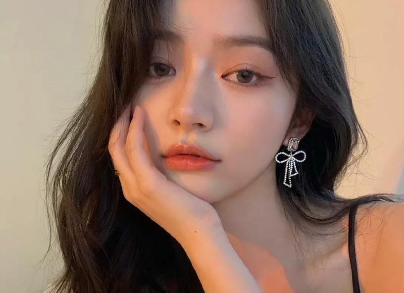 洛阳某公园近万人涌入赏花，游客摘口罩拍照，放松可不能迫不及待