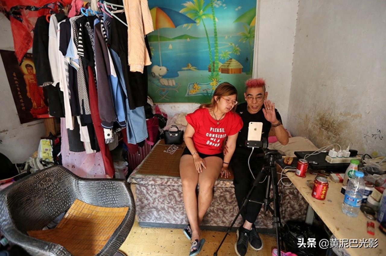 河南5旬大叔跳舞成网红，31岁女粉上门做女友，网民：活的痛快