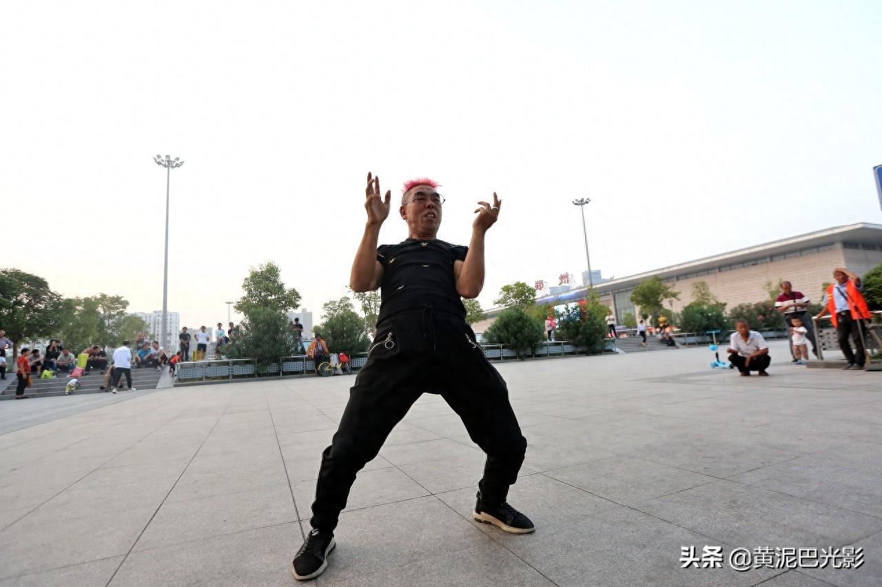 河南5旬大叔跳舞成网红，31岁女粉上门做女友，网民：活的痛快