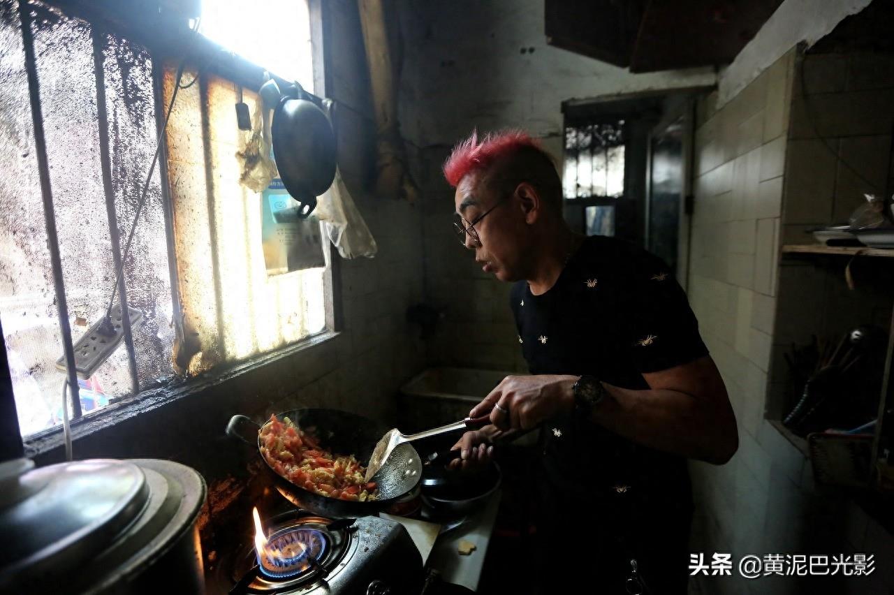 河南5旬大叔跳舞成网红，31岁女粉上门做女友，网民：活的痛快