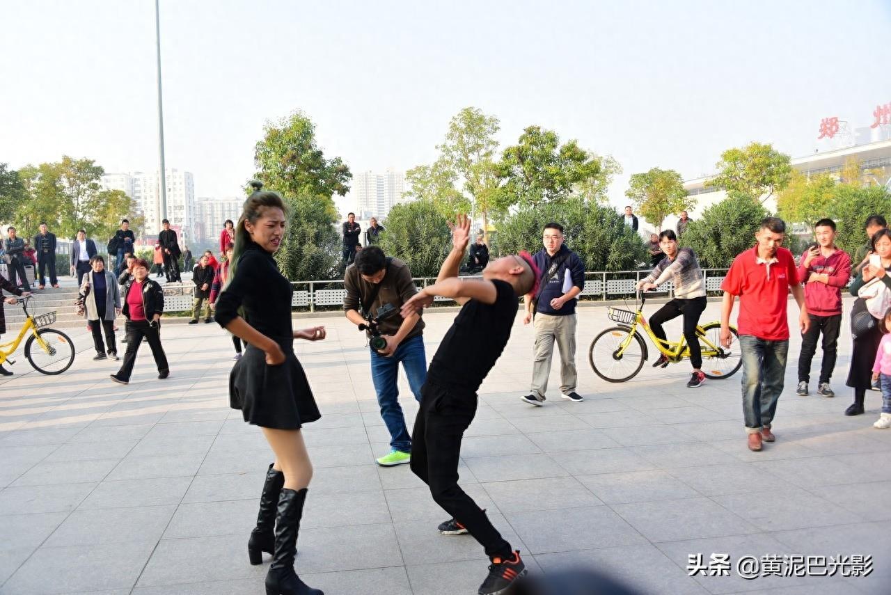 河南5旬大叔跳舞成网红，31岁女粉上门做女友，网民：活的痛快