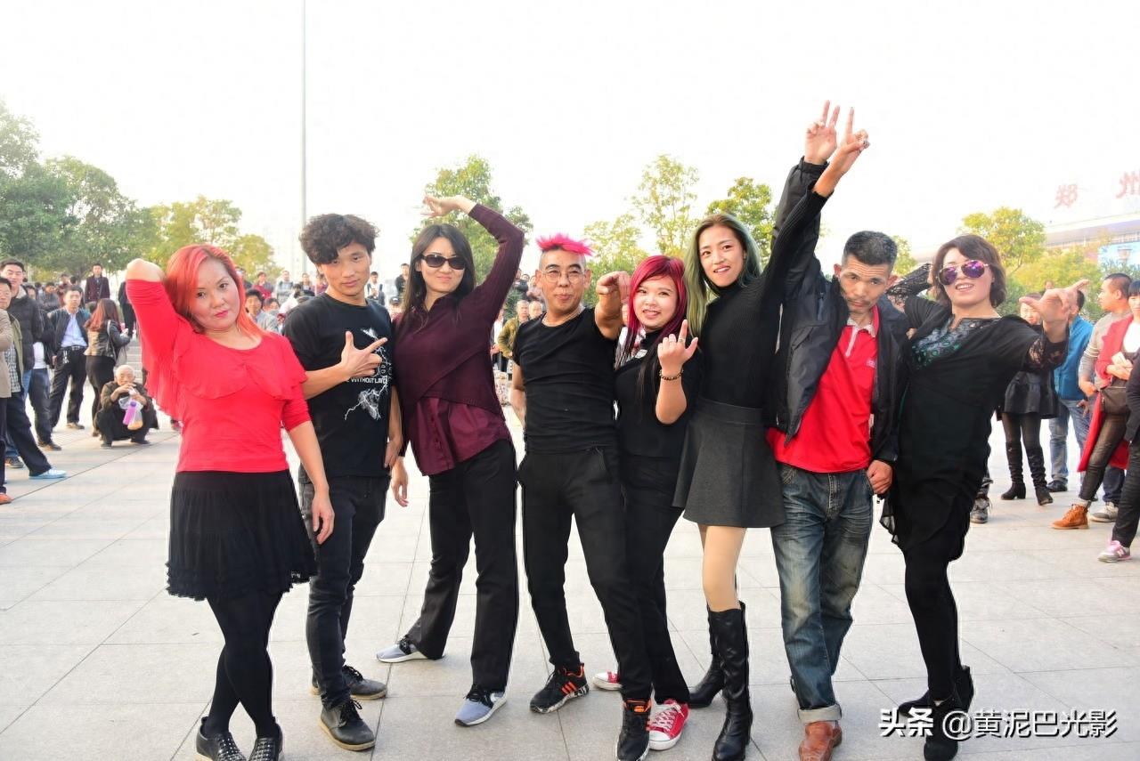 河南5旬大叔跳舞成网红，31岁女粉上门做女友，网民：活的痛快