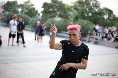 ​河南5旬大叔跳舞成网红，31岁女粉上门做女友，网民：活的痛快