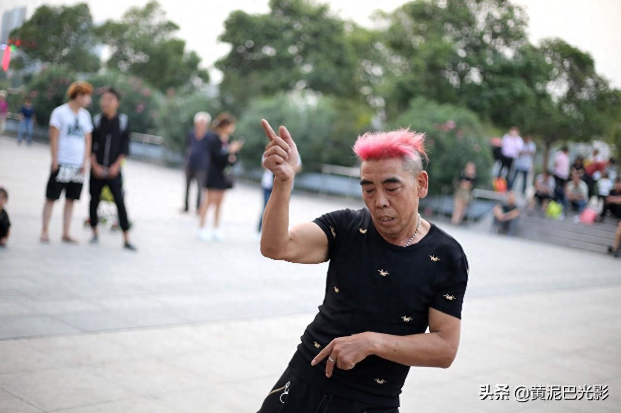 河南5旬大叔跳舞成网红，31岁女粉上门做女友，网民：活的痛快