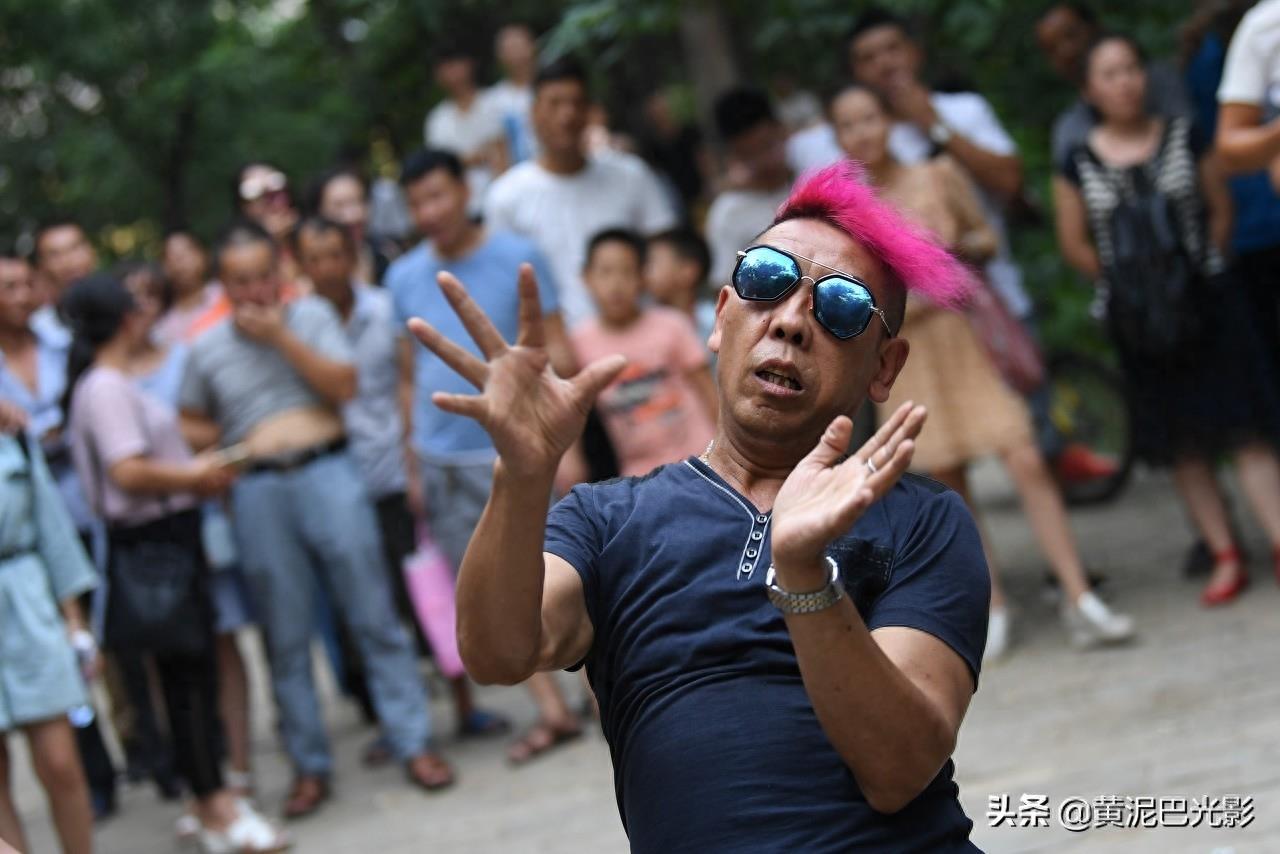 河南5旬大叔跳舞成网红，31岁女粉上门做女友，网民：活的痛快