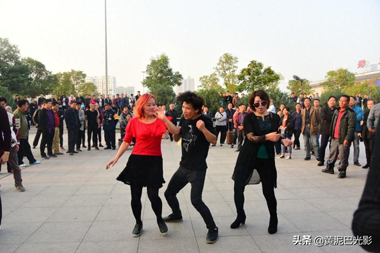 河南5旬大叔跳舞成网红，31岁女粉上门做女友，网民：活的痛快