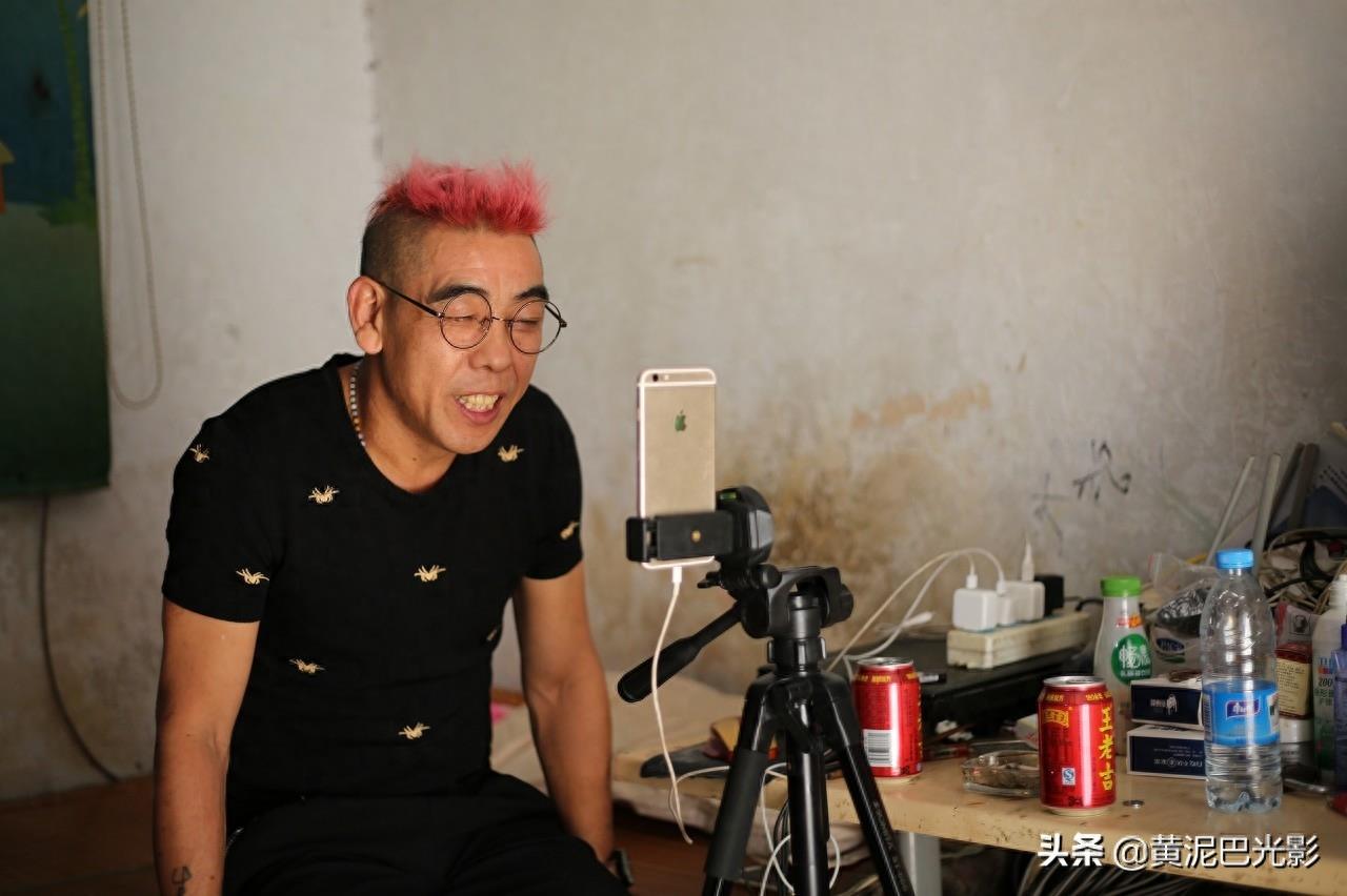 河南5旬大叔跳舞成网红，31岁女粉上门做女友，网民：活的痛快