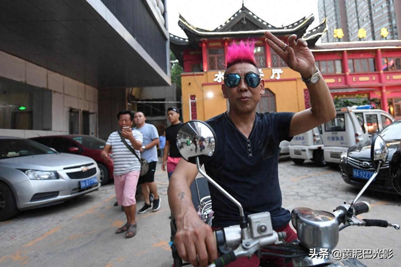 河南5旬大叔跳舞成网红，31岁女粉上门做女友，网民：活的痛快