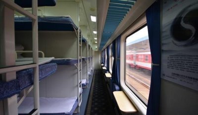 ​女子火车上睡着，被陌生男子趁虚而入，6年后她老公提出离婚