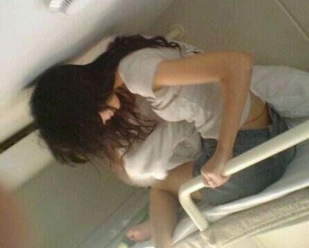 女子火车上睡着，被陌生男子趁虚而入，6年后她老公提出离婚