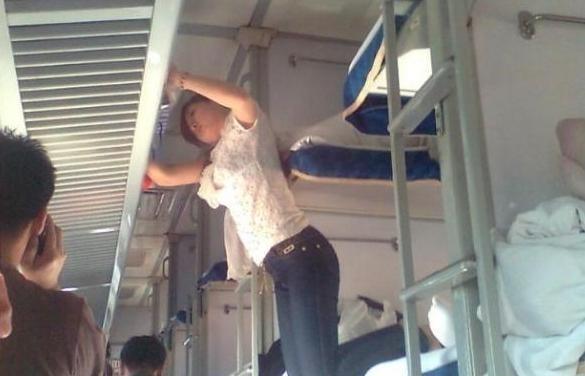 女子火车上睡着，被陌生男子趁虚而入，6年后她老公提出离婚