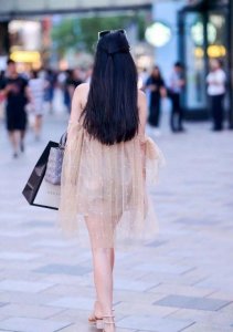 ​街拍：丰满的少妇，皮肤细腻白皙，秀出傲人的胸围，显得十分柔美