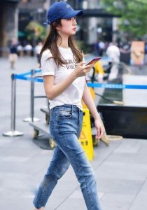 ​街拍：美女摆着比心的姿势，娇俏可爱，闭月羞花，人间尤物