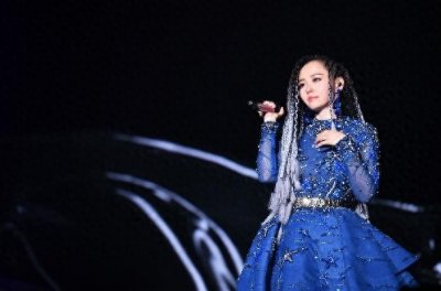 ​张靓颖“珍相”成都演唱会昨晚暖心开唱