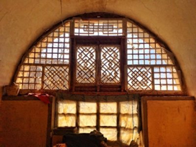 ​窑洞新韵：当古老邂逅现代，浴室里的文化对话