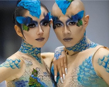 ​杨丽萍上台没穿衣服？服装都是彩绘的，镜头放大时太“惹眼”