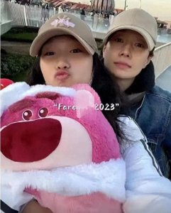 ​马伊琍女儿晒全家福，花白头发抢镜，素颜出镜温情满满