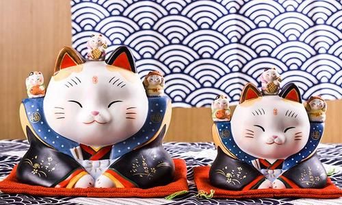 招财猫是左右摇晃手还是前后摇晃手