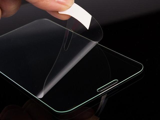 手机专业贴膜的步骤（手机正确贴膜方式2分钟学会）(3)