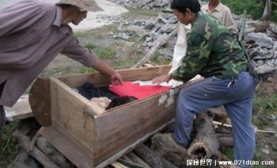 ​不能捡的东西 十字路口的零钱不能捡