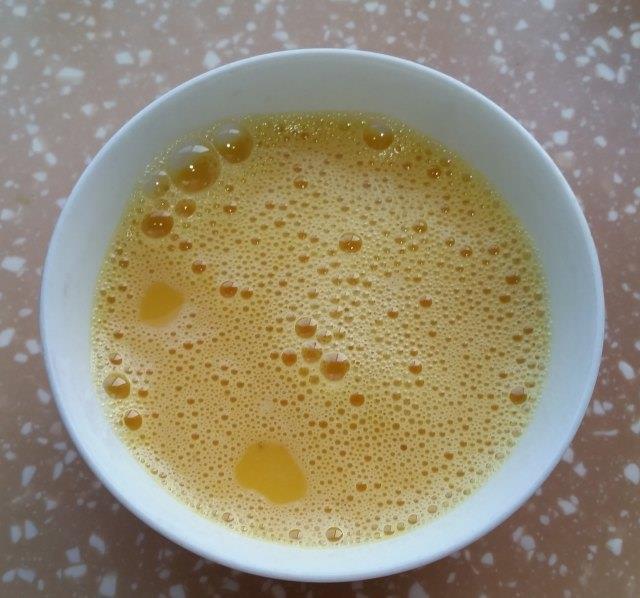 南瓜花炒蛋,黄色的花和绿色的梗搭配,成菜色彩丰富,很是养眼