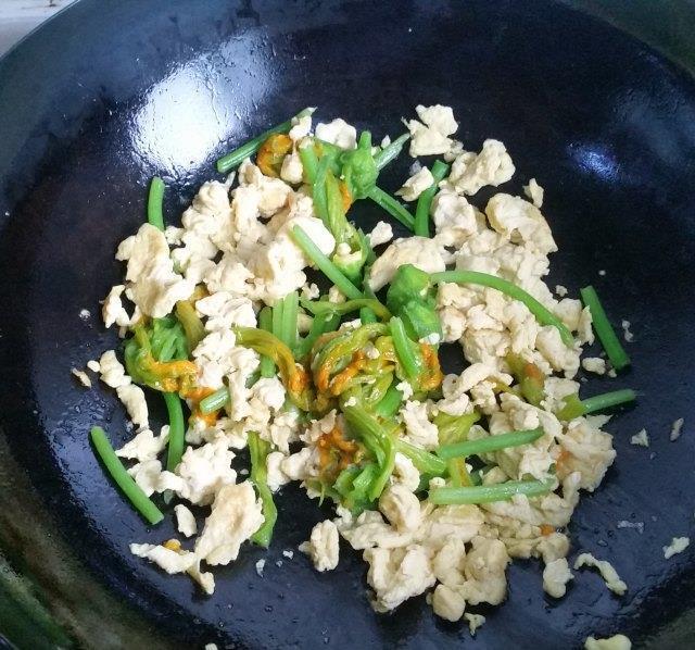 南瓜花炒蛋,黄色的花和绿色的梗搭配,成菜色彩丰富,很是养眼