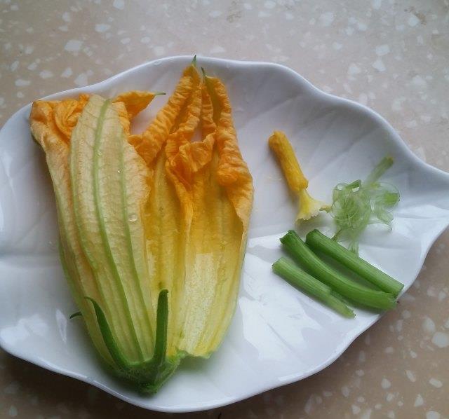 南瓜花炒蛋,黄色的花和绿色的梗搭配,成菜色彩丰富,很是养眼