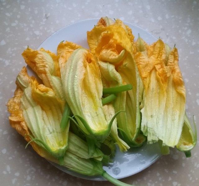 南瓜花炒蛋,黄色的花和绿色的梗搭配,成菜色彩丰富,很是养眼