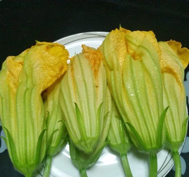 南瓜花炒蛋,黄色的花和绿色的梗搭配,成菜色彩丰富,很是养眼