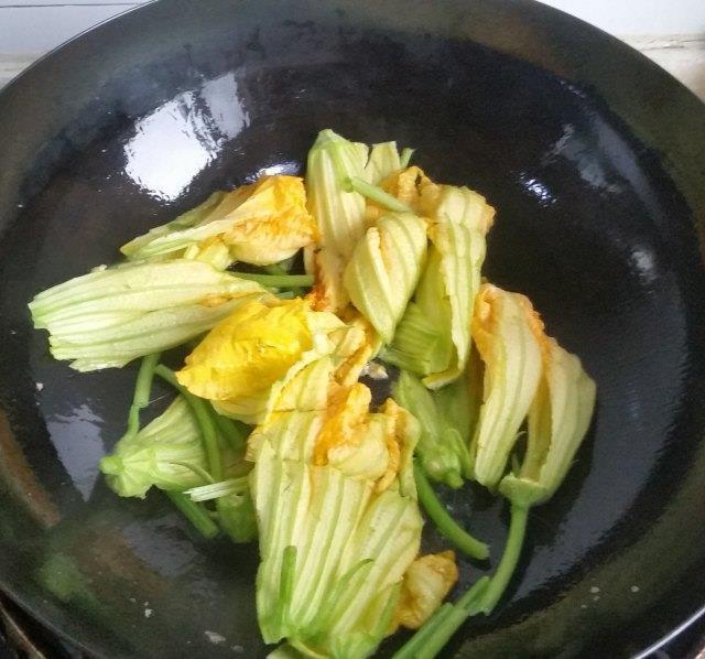 南瓜花炒蛋,黄色的花和绿色的梗搭配,成菜色彩丰富,很是养眼