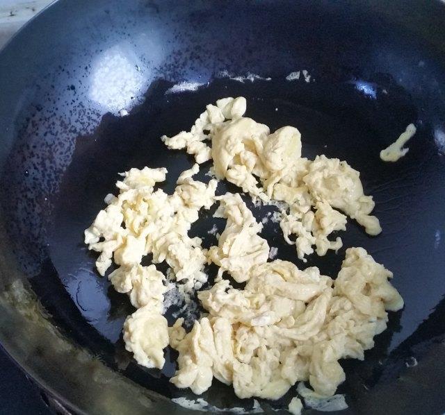 南瓜花炒蛋,黄色的花和绿色的梗搭配,成菜色彩丰富,很是养眼