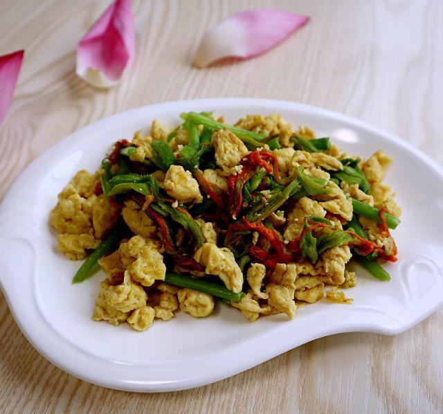 南瓜花炒蛋,黄色的花和绿色的梗搭配,成菜色彩丰富,很是养眼