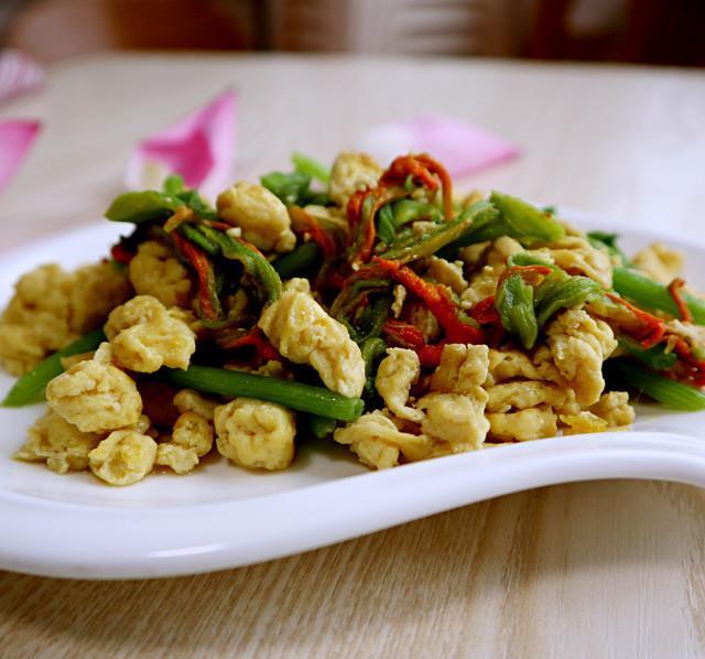 南瓜花炒蛋,黄色的花和绿色的梗搭配,成菜色彩丰富,很是养眼