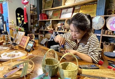 ​走进贵州荔波瑶山古寨：随处可见瑶陶、陀螺、竹编等非遗作坊