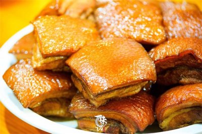 ​这才是黄焖肉地道的做法，色泽红润软烂鲜香不油腻，好吃又过瘾