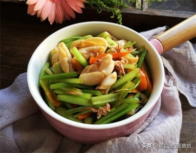 ​芹菜和鱿鱼搭配，炒一炒清香开胃，下酒下饭，怎么吃都不腻