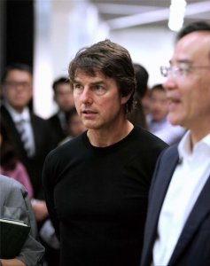 ​阿汤哥16岁女儿：肤白貌美大长腿，五官像母亲，常年见不到父亲