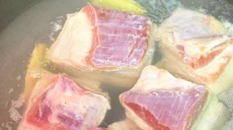 肉焯水是冷水下锅还是热水下锅,焯肉冷水下锅还是热水下锅图1