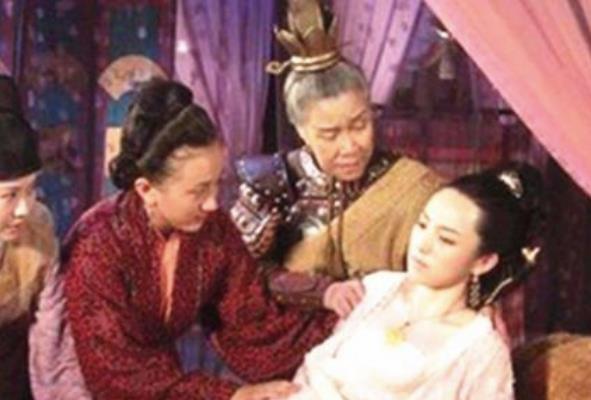 此女是皇后手下的丫鬟,因为肌肤雪白得到皇帝宠幸,生下千古一帝