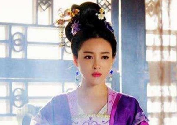 此女是皇后手下的丫鬟,因为肌肤雪白得到皇帝宠幸,生下千古一帝