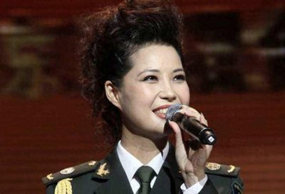 ​梦鸽，这个年轻的女孩子穿梭在两个老男人之间