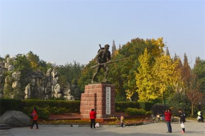 ​坐地铁逛成都 第2期 成都人民公园冬季盛事：看菊展 赏银杏