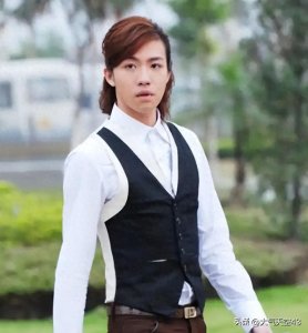 ​俞灏明王晓晨为酒吧捧场疑似女方孕肚明显，男方外出抽烟超贴心