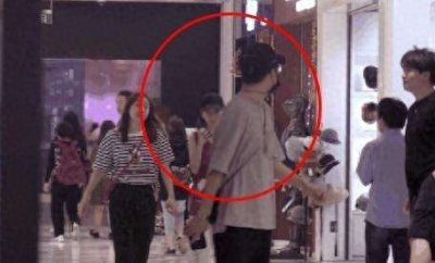 ​刘萌萌也太甜了，秀A4腰少女感十足，网友：难怪白宇这么爱她